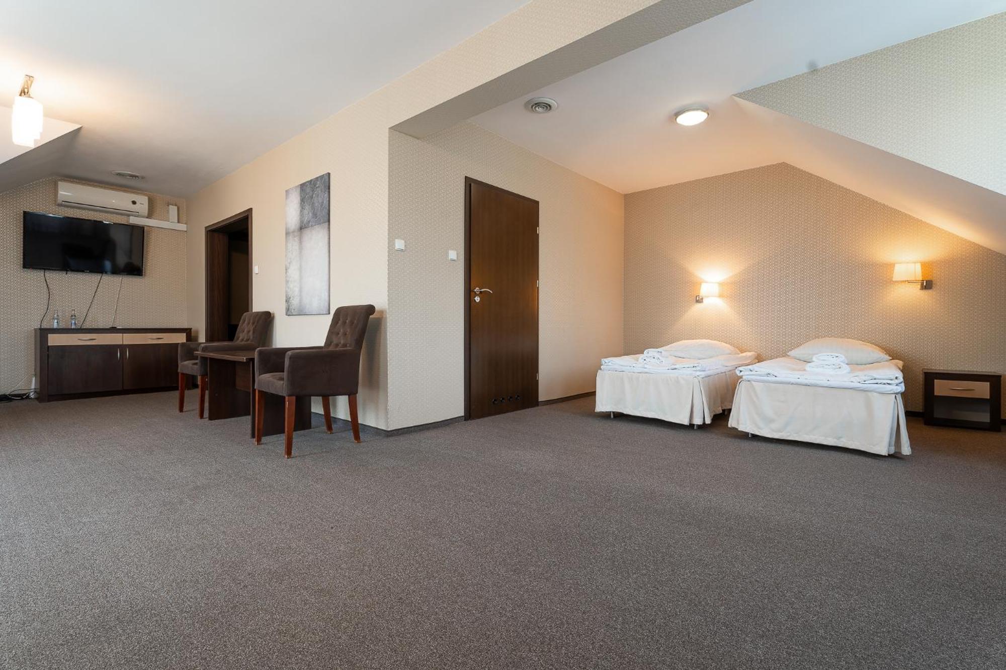 Hotel Cztery Pory Roku Glogow Malopolski Ngoại thất bức ảnh