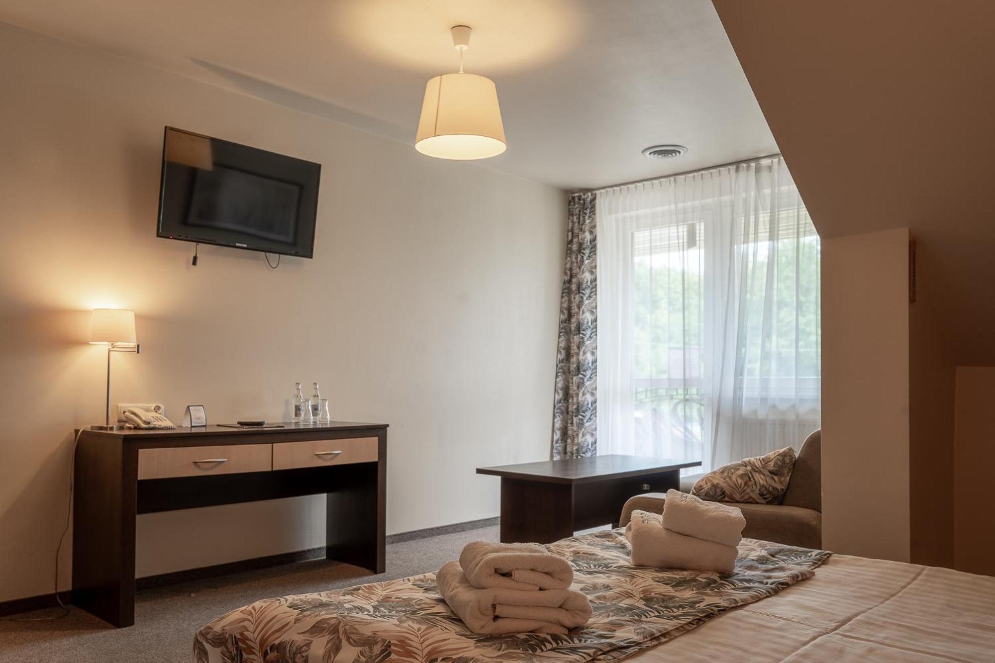Hotel Cztery Pory Roku Glogow Malopolski Ngoại thất bức ảnh
