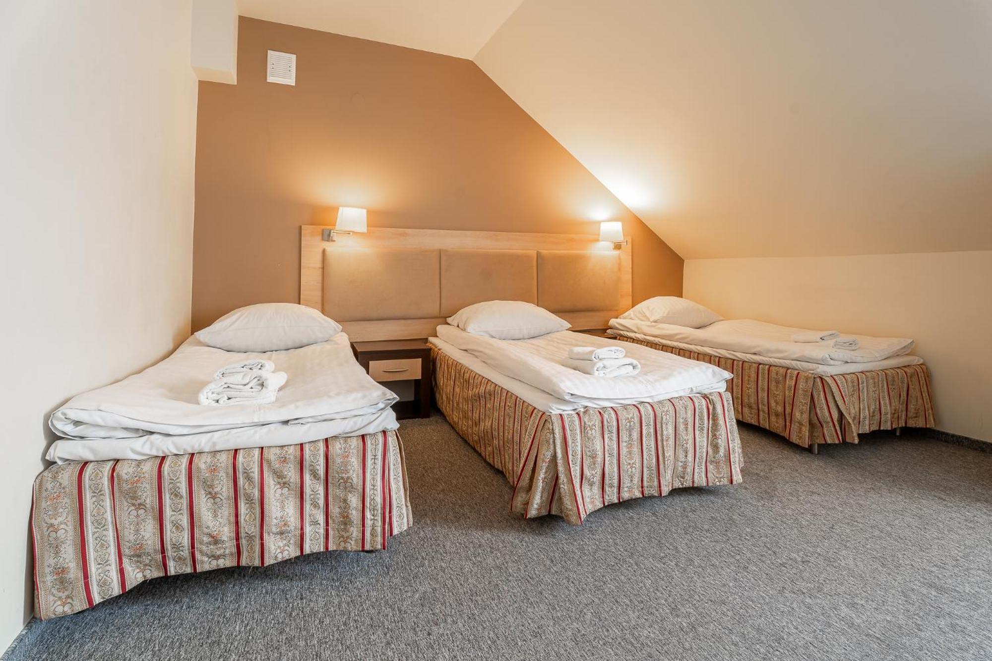 Hotel Cztery Pory Roku Glogow Malopolski Ngoại thất bức ảnh