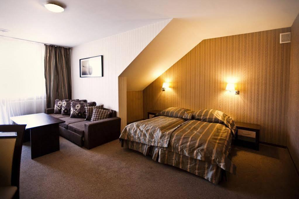 Hotel Cztery Pory Roku Glogow Malopolski Ngoại thất bức ảnh